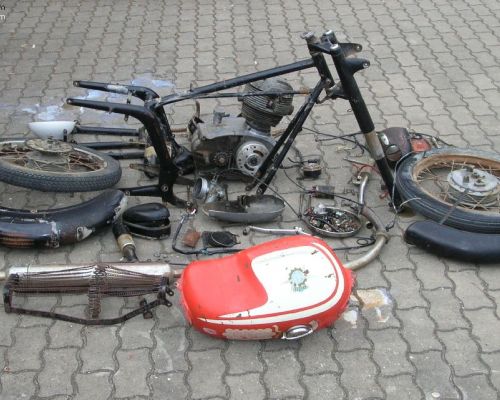 MV Agusta 150 GT  Parts of the bike before thecomplete restoration All partswere   reduced to blank metall andrepainted afterwards. 