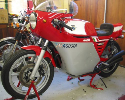 MV Magni 861 S Arturo Magni  Most Magnis were plain red with a single MV transfer on the fuel tank.  This bike has alloy seat as well as tank.